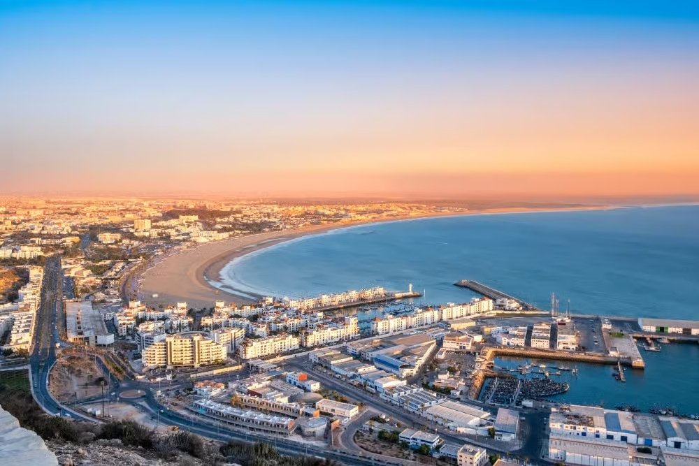 Vue panoramique sur la baie d'Agadir et la plage de sable au coucher du soleil