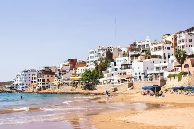 Vue côtière du village de Taghazout près d'Agadir - Agadir est-elle sûre pour les touristes et les familles