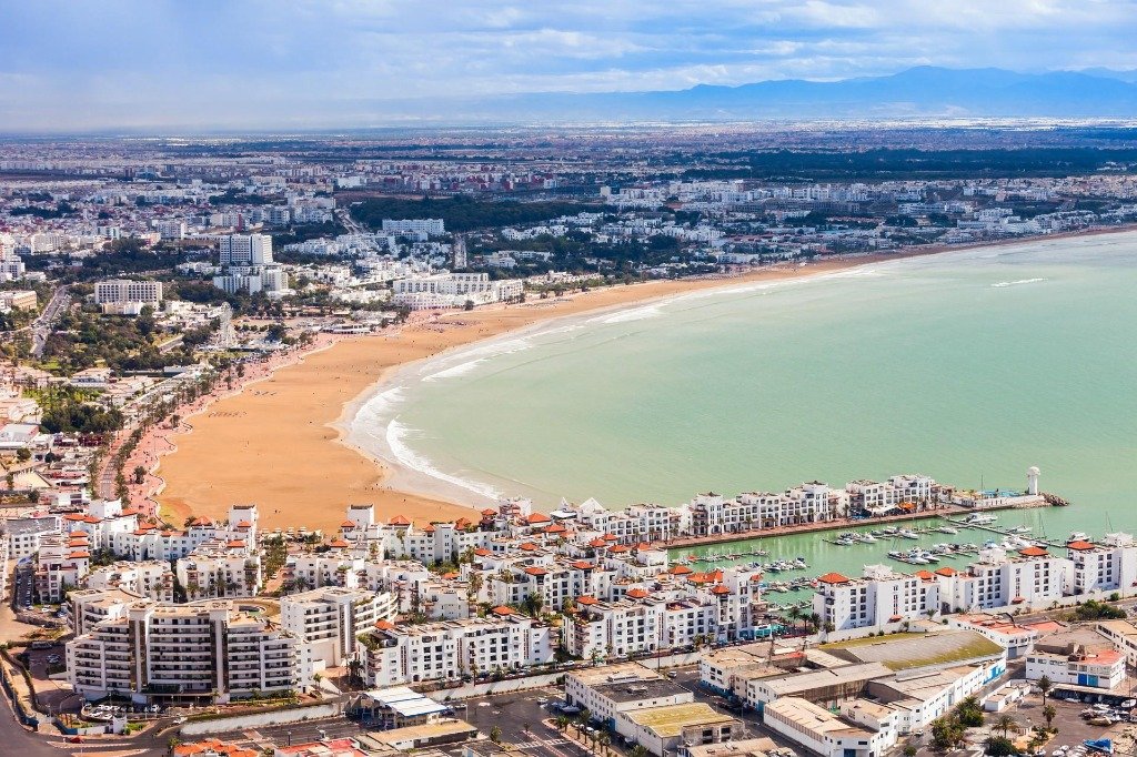 Vue panoramique aérienne de la baie d'Agadir et de sa longue plage de sable - meilleure période pour visiter Agadir pour un temps ensoleillé